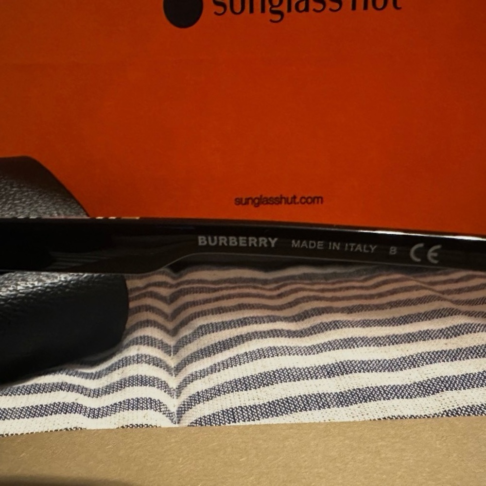 100% Original Burberry Black Rectangular Men’s Su… - image 7